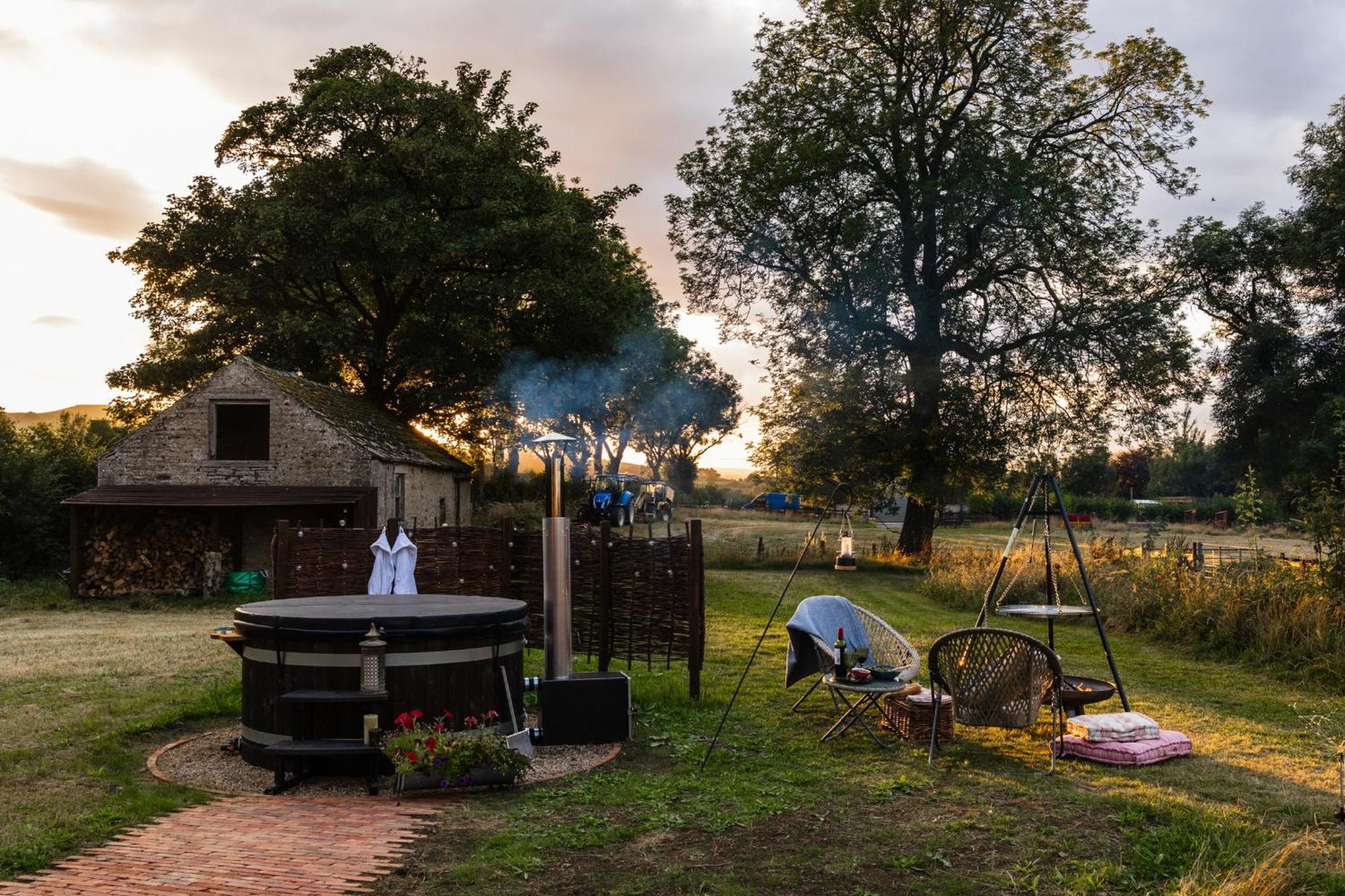 Toadland Shepherd Huts Дърам Екстериор снимка