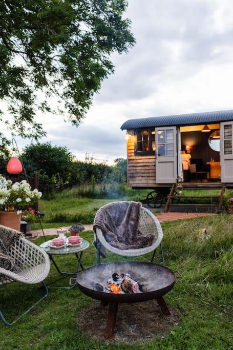 Toadland Shepherd Huts Дърам Екстериор снимка