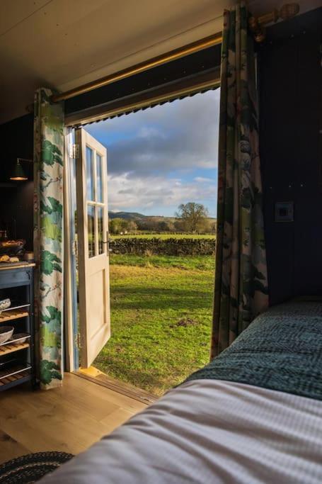Toadland Shepherd Huts Дърам Екстериор снимка