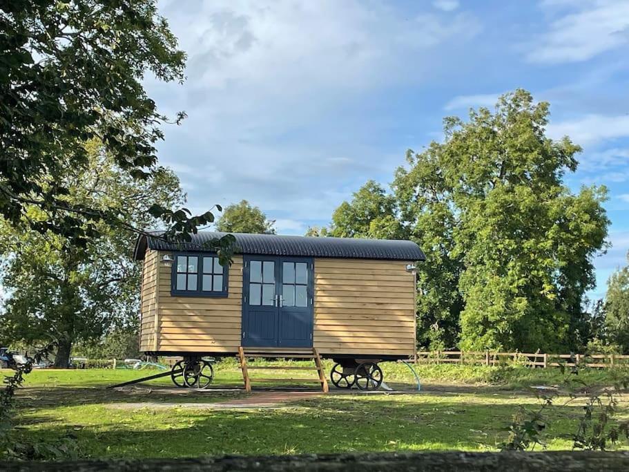 Toadland Shepherd Huts Дърам Екстериор снимка